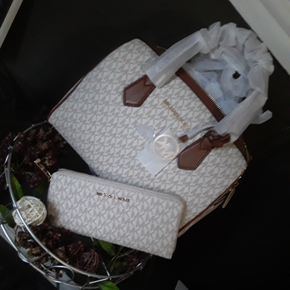 Mk set include wallet/purse - Picture 1 of 1